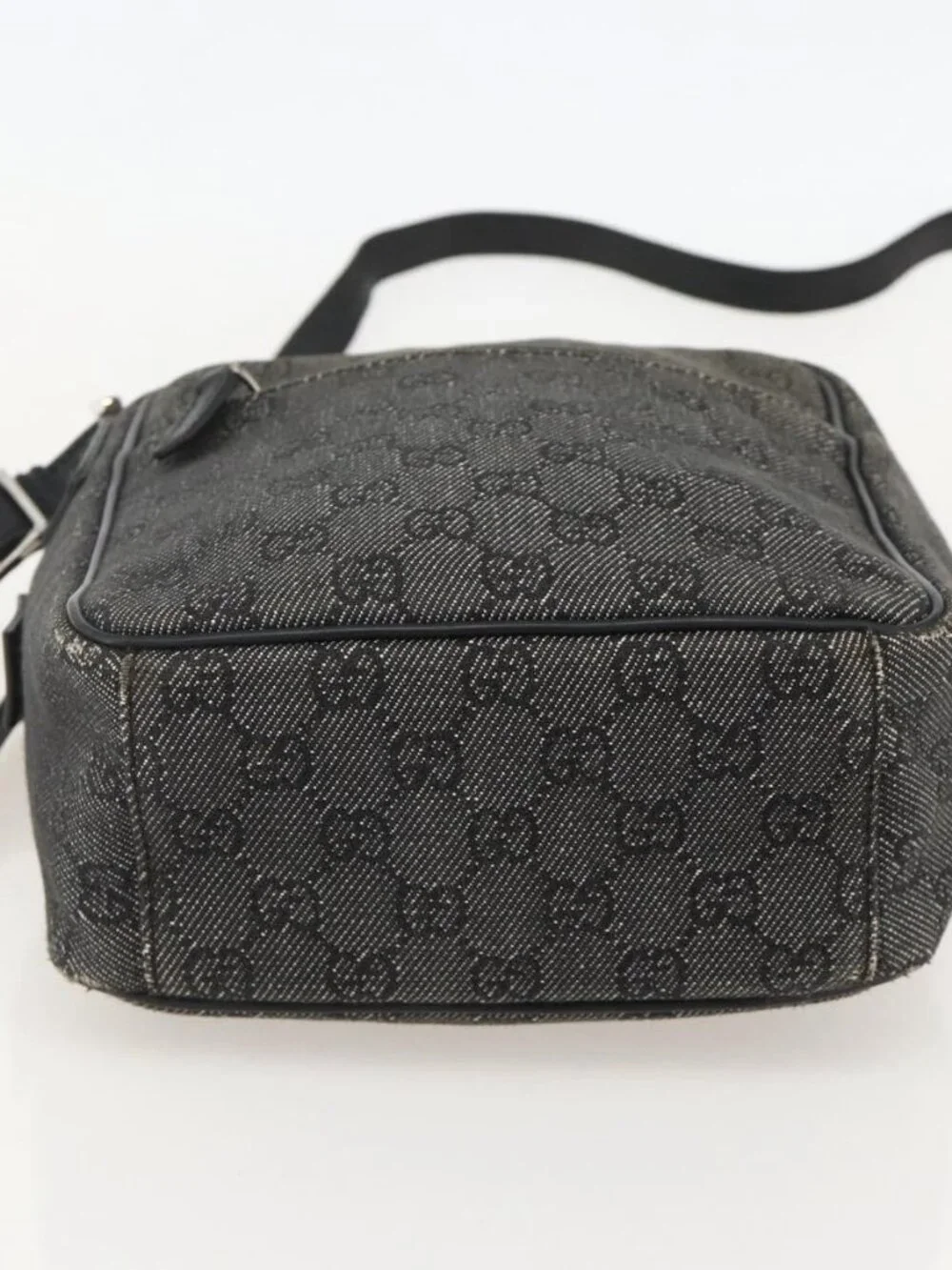 Gucci brand	gucci color	black