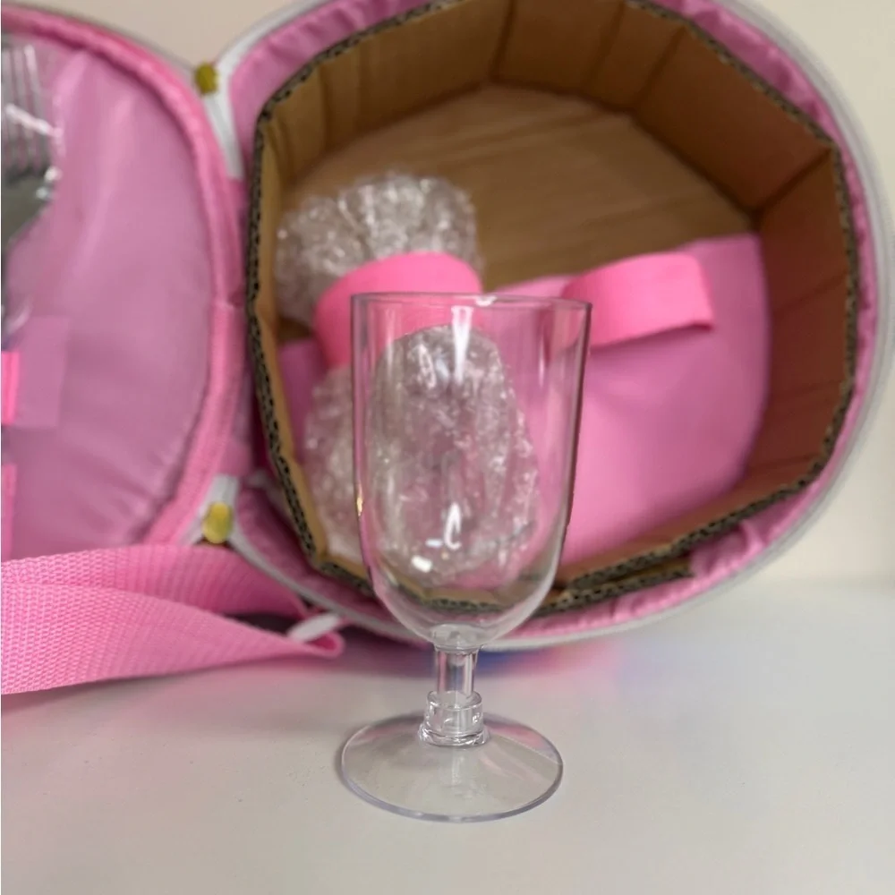 Lilly Pulitzer was includes glasses