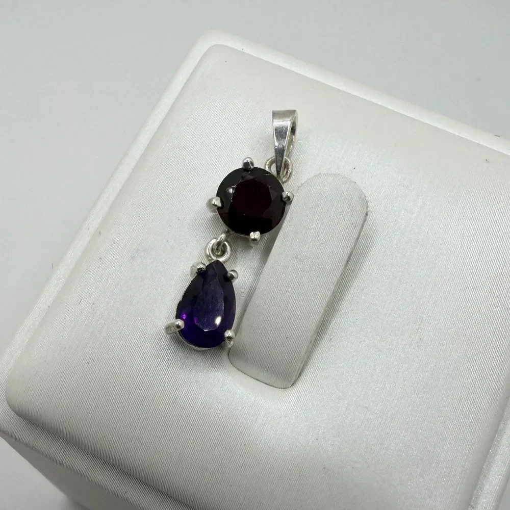 Jenstones LLC had jeweler