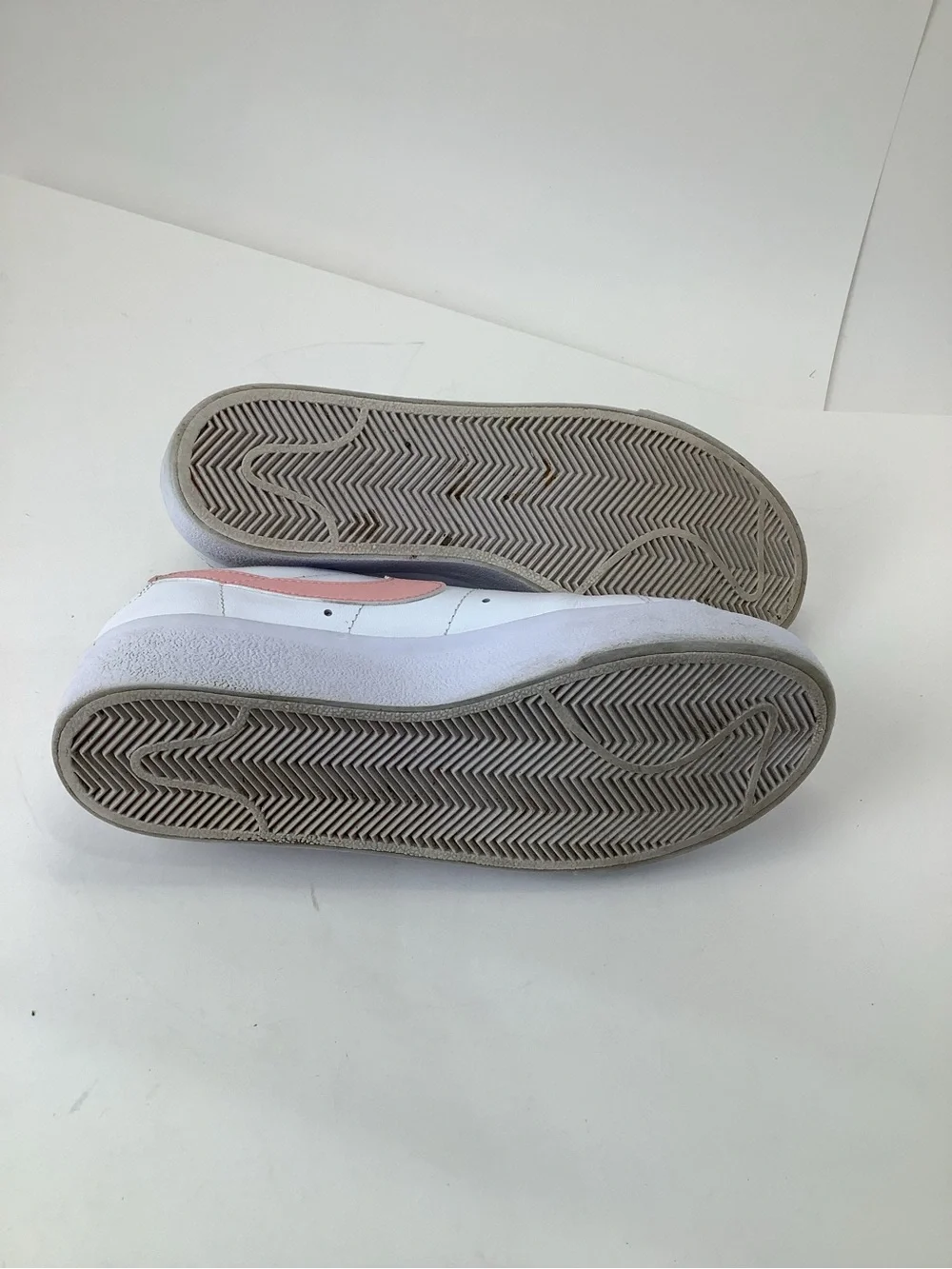 Nike Women's Blazer Low-Top Platform Sneakers with Pink‎ Swoosh size 8.5
