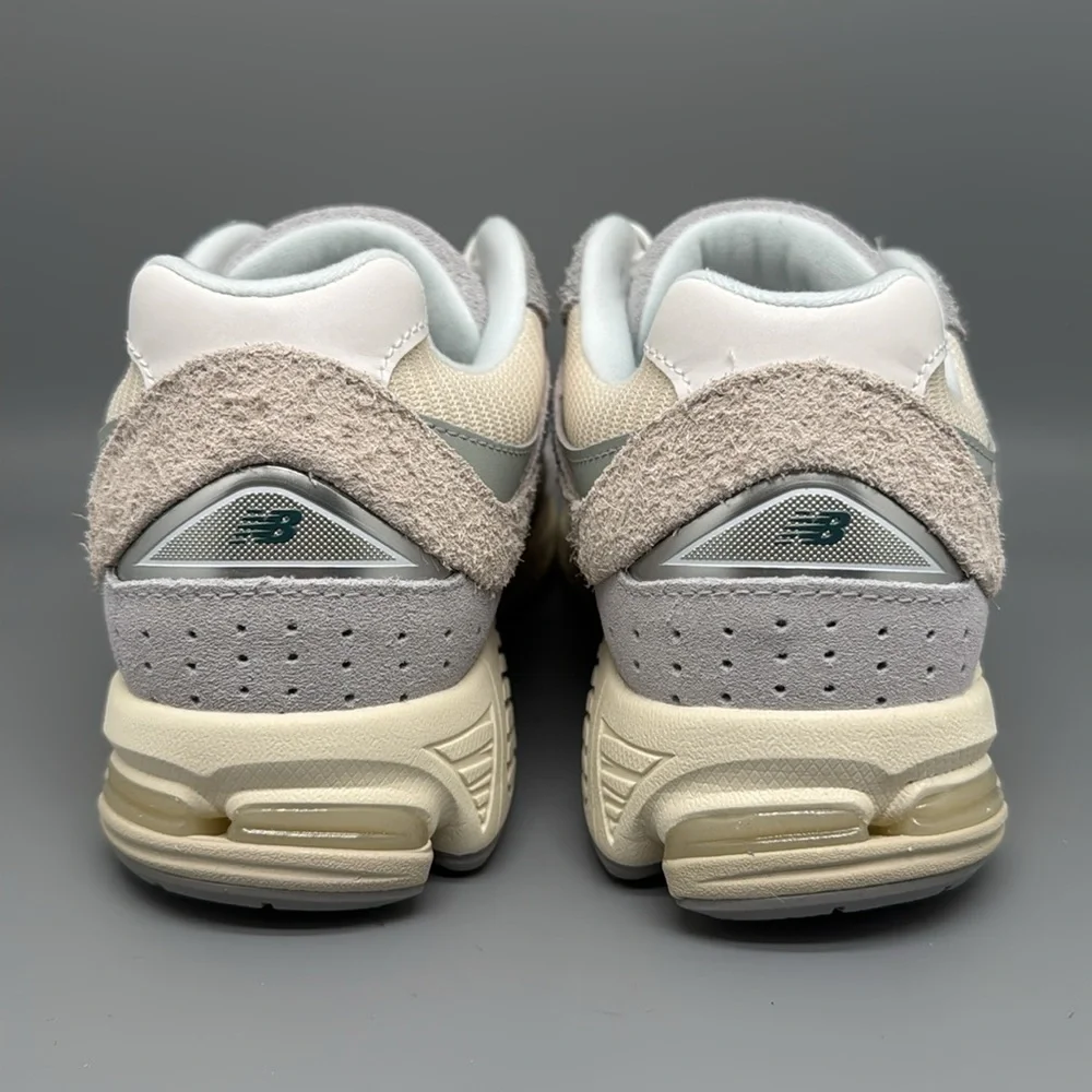 New Balance 2002R M2002REK Beige Grey Running Shoes Men's Sz 6.5 Women‎ Sz 8D