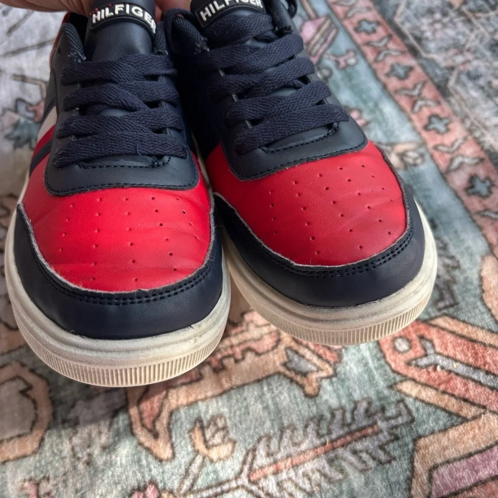 Tommy Hilfiger allows it shoe