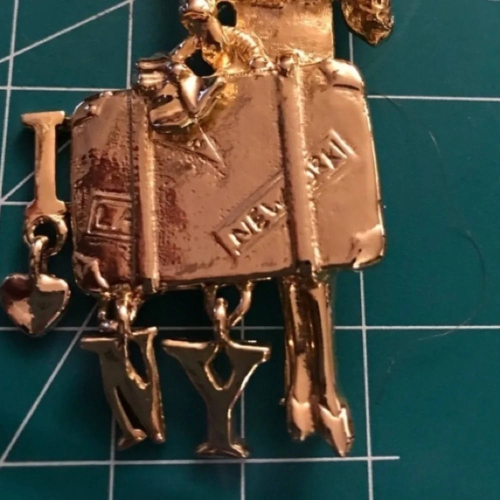 𝅺1980’s gold tone woman with dog brooch “ I Love New York” dangle charms