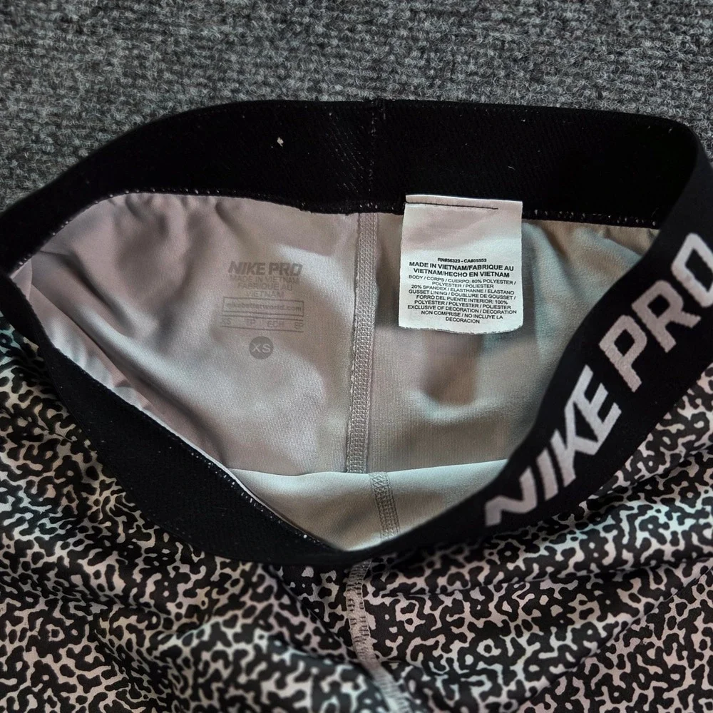 Nike Pro Leggings Women XS Black White Abstract Print Training Athletic Pants