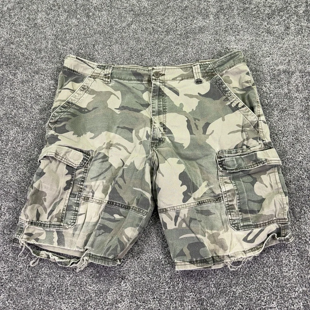 Wrangler Authentics Cargo Shorts Mens 40 Green Camo Distressed Pockets Outdoor