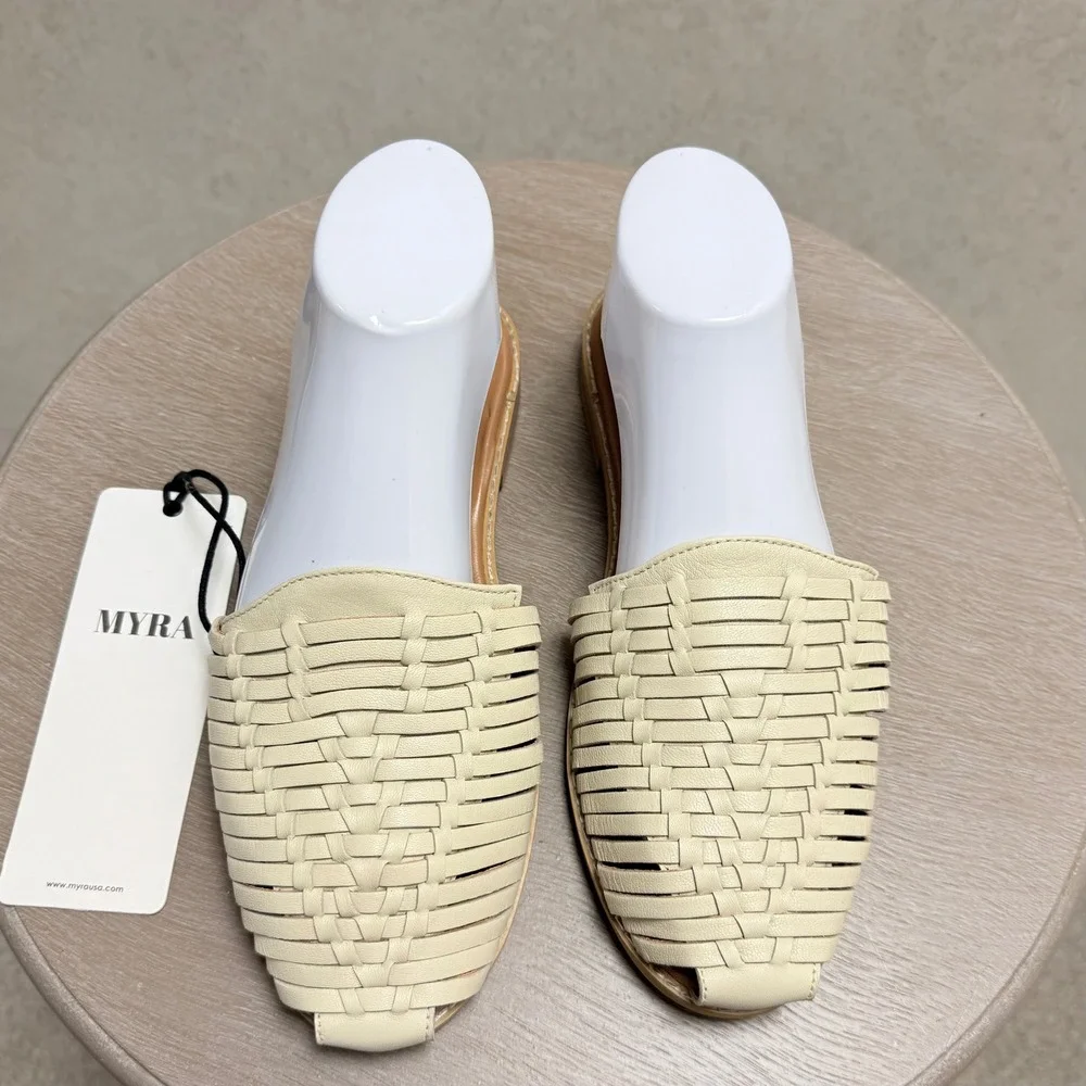 MYRA Madrigonna NWT 8 Womens‎ Cream Woven Embossed Artsy Leather Flat Sandals