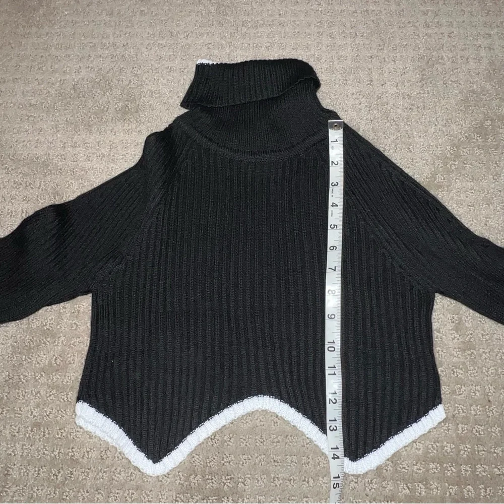 NWT Boutique Vestique Turtle Neck Cropped Sweater Size Small