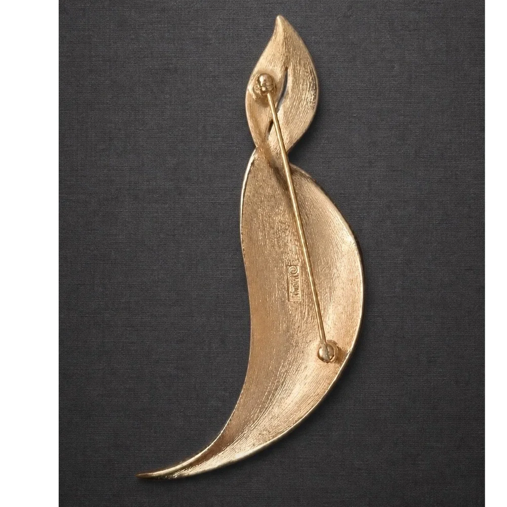 Trifari appropriate creates motif