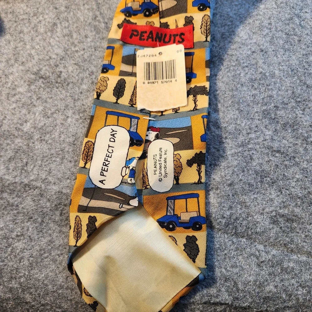 Peanuts snoopy tie
