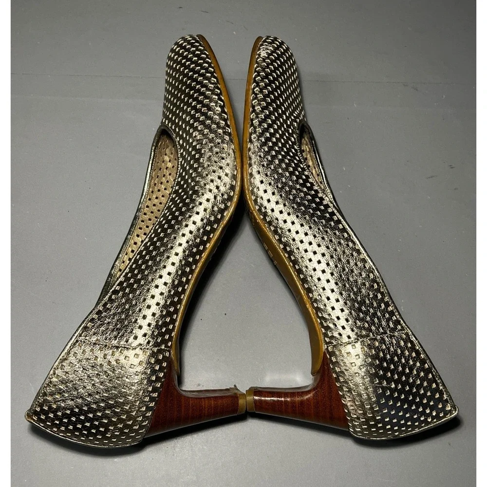 Stuart Weitzman fit wood pumps