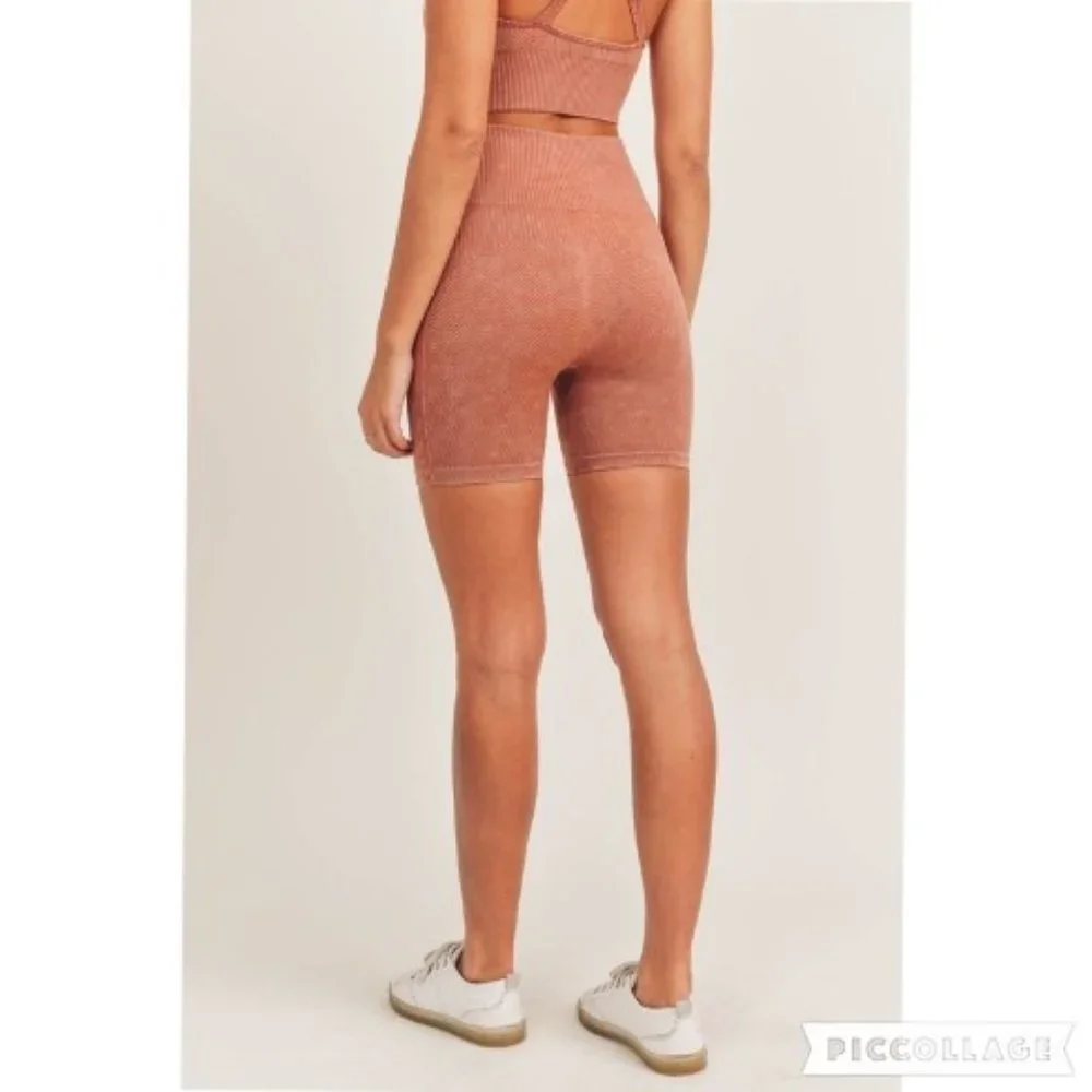 Multi-Ribbed Mineral-Washed Seamless‎ Shorts