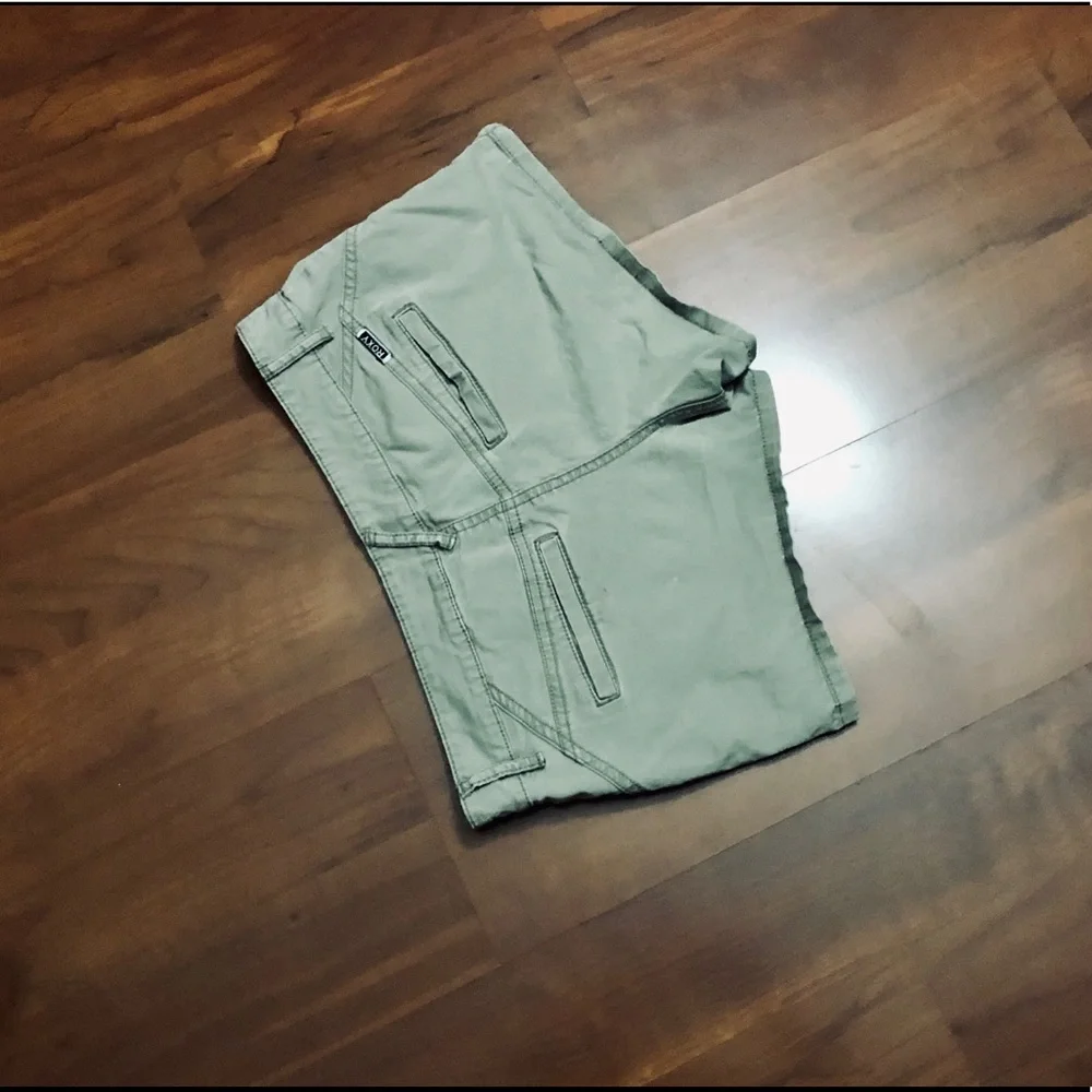 Roxy tan shorts