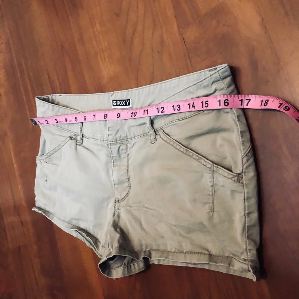 Roxy tan shorts