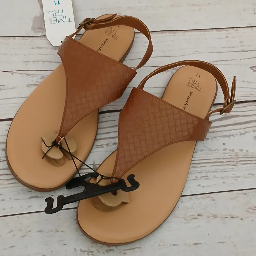 Time and Tru women's vinyl core thong hood sandals Cognac size 11