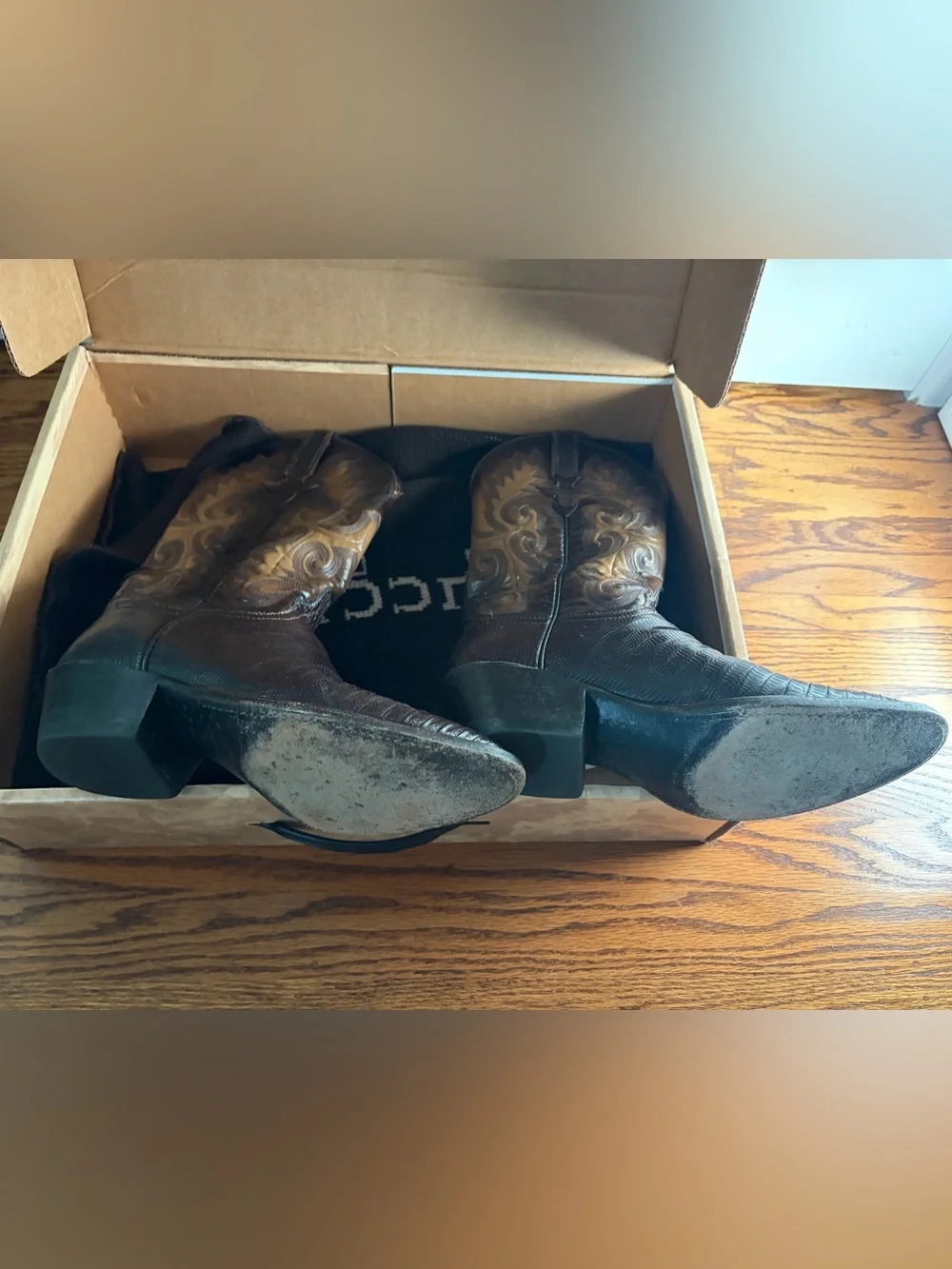 Lucchese western women’s features