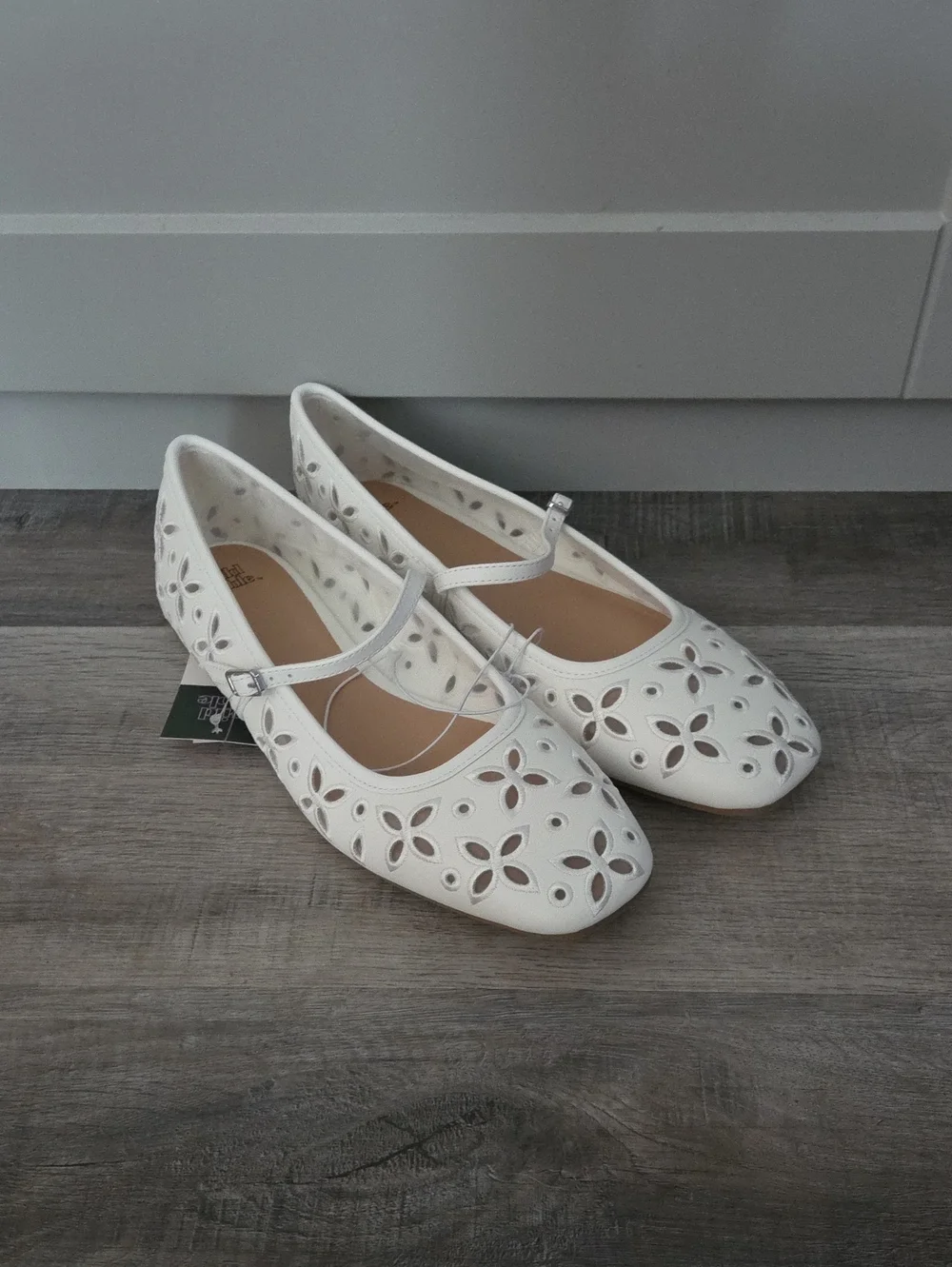White Floral Cutout Elsa Mary Jane Flats, Size 8.5, New In Box