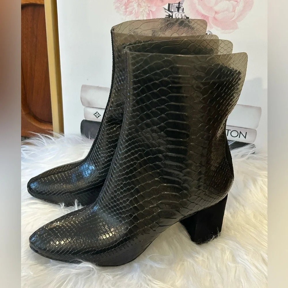 Charles & Keith use consistent