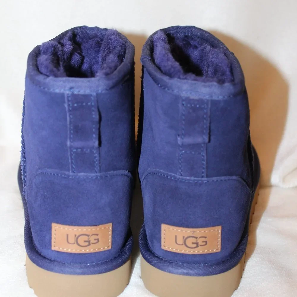 NIB UGG WOMEN'S CLASSIC MINI SUEDE STUDDED SHEARLING LINED BOOTS‎ BLUE