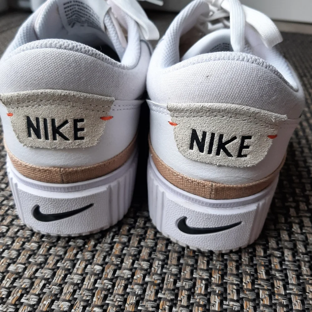 Nike Women's court legacy lift platform sneaker size 9