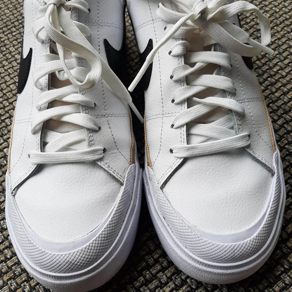 Nike Women's court legacy lift platform sneaker size 9