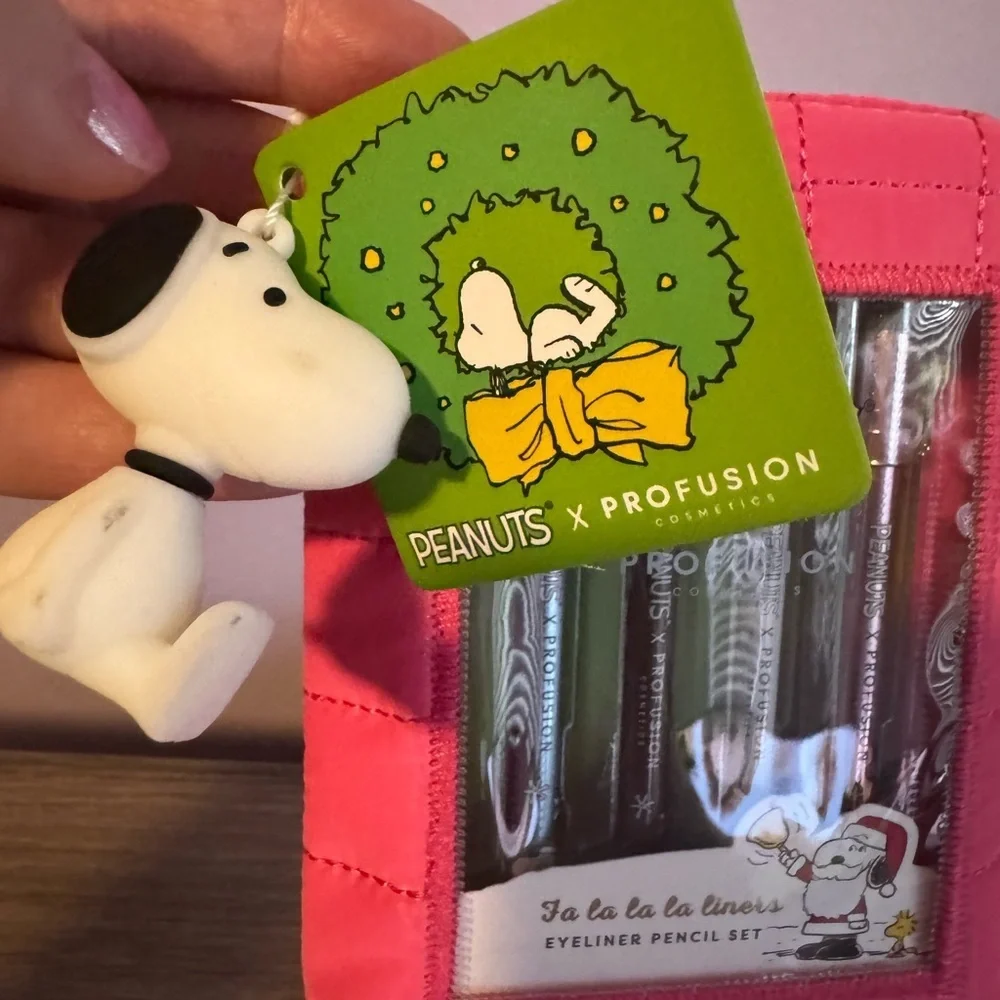 Peanuts eyeliner cosmetic