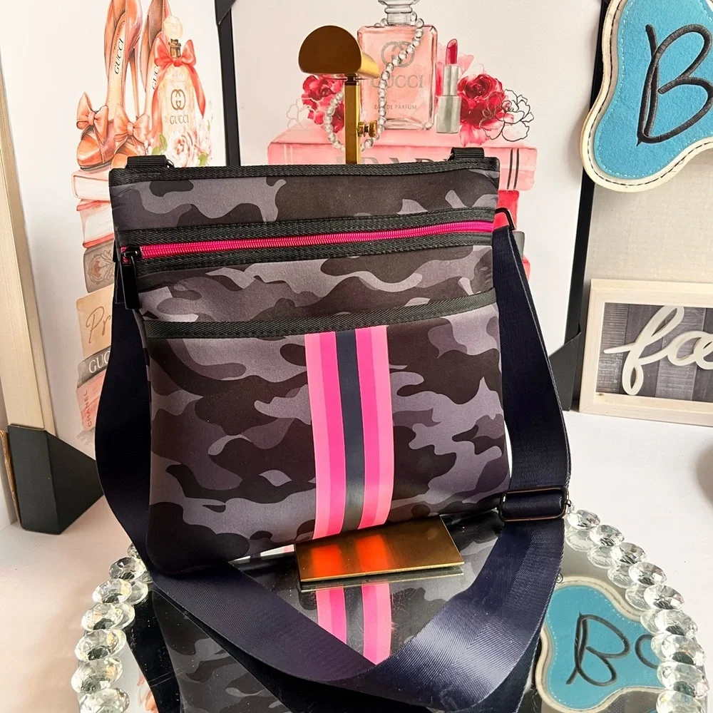 HAUTE SHORE sleek messenger