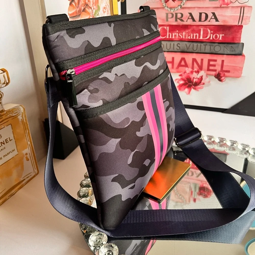 HAUTE SHORE sleek messenger