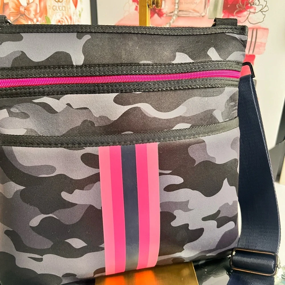 HAUTE SHORE sleek messenger