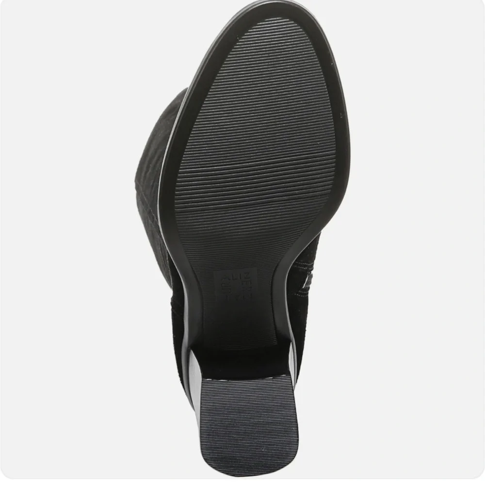 Naturalizer demo store box
