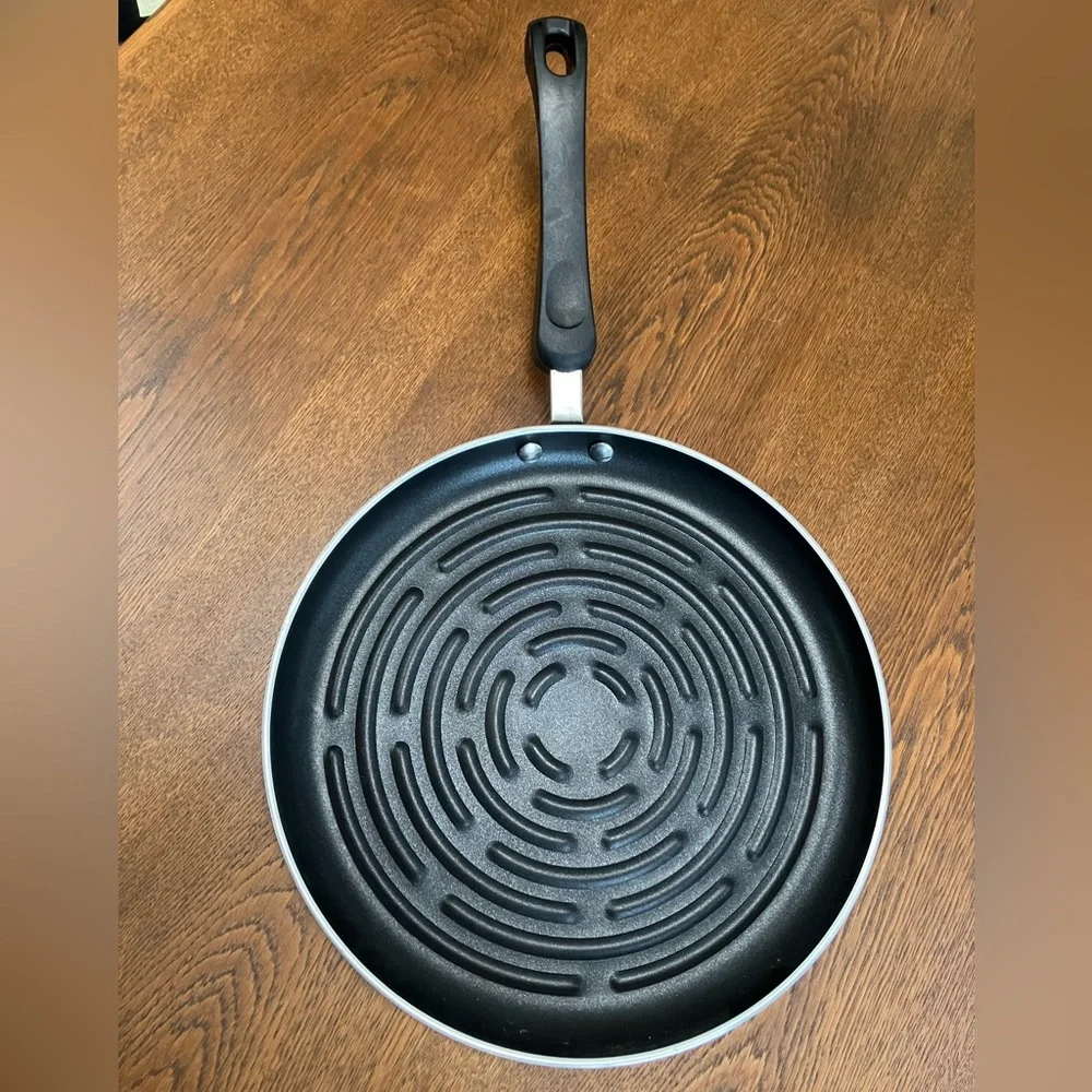 Farberware BRANDNEW-never used-(I have 2 exact) nonstick 10-12” round grill pan.
