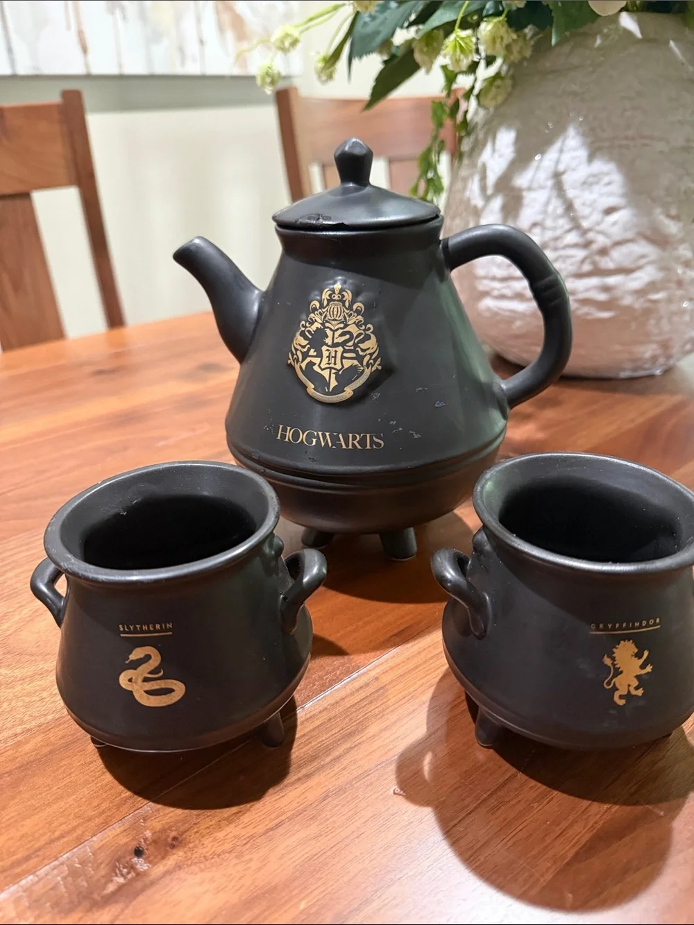 Harry Potter Teapot with 2 Hogwarts Cauldron Mugs