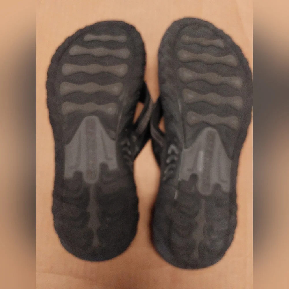 Skechers nwot black