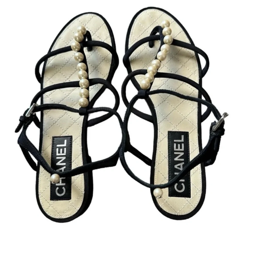 Chanel Black Leather Flat sandals Size 36.5