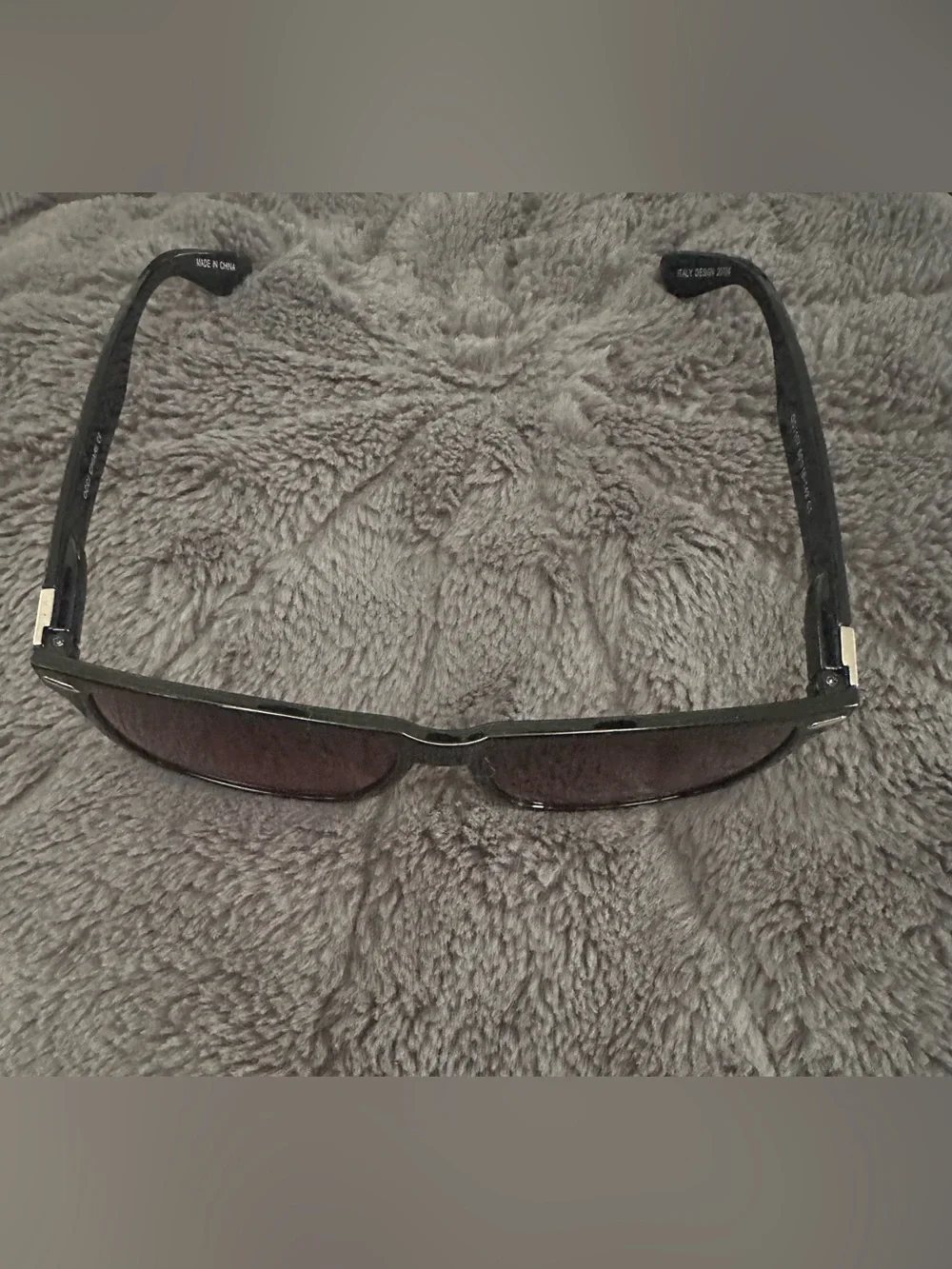 Occi chiari sleek black