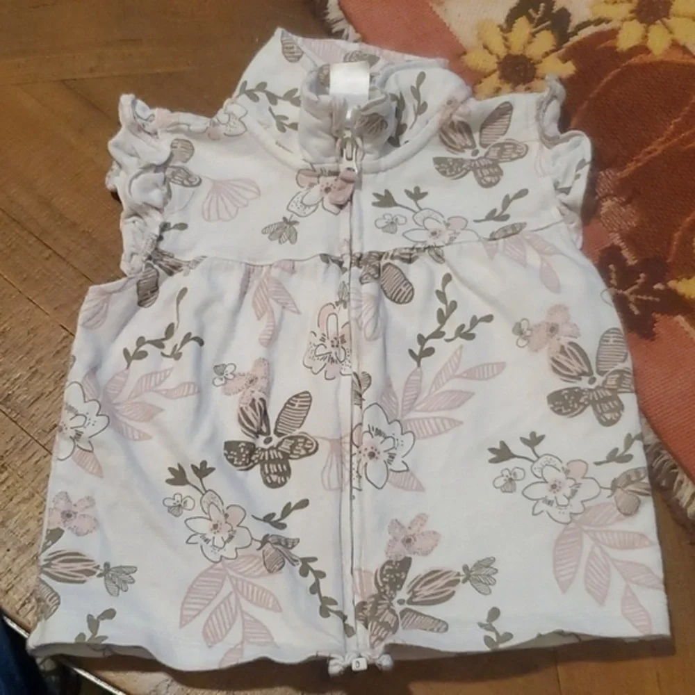 🐻     Carter's vest size 24 months
