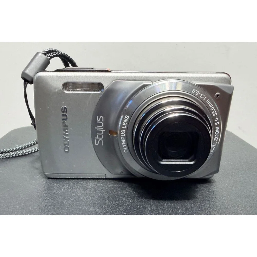 Olympus Stylus 7010 12.0MP Digital Camera Silver Point Shoot w/Batt & charger