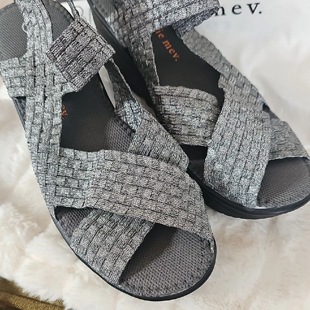 bernie mev. comfortable wedge