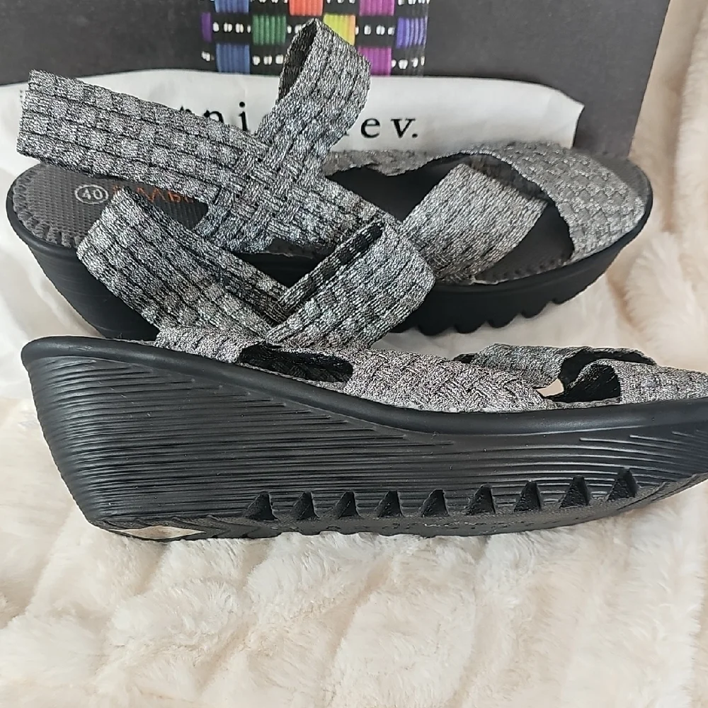 bernie mev. comfortable wedge