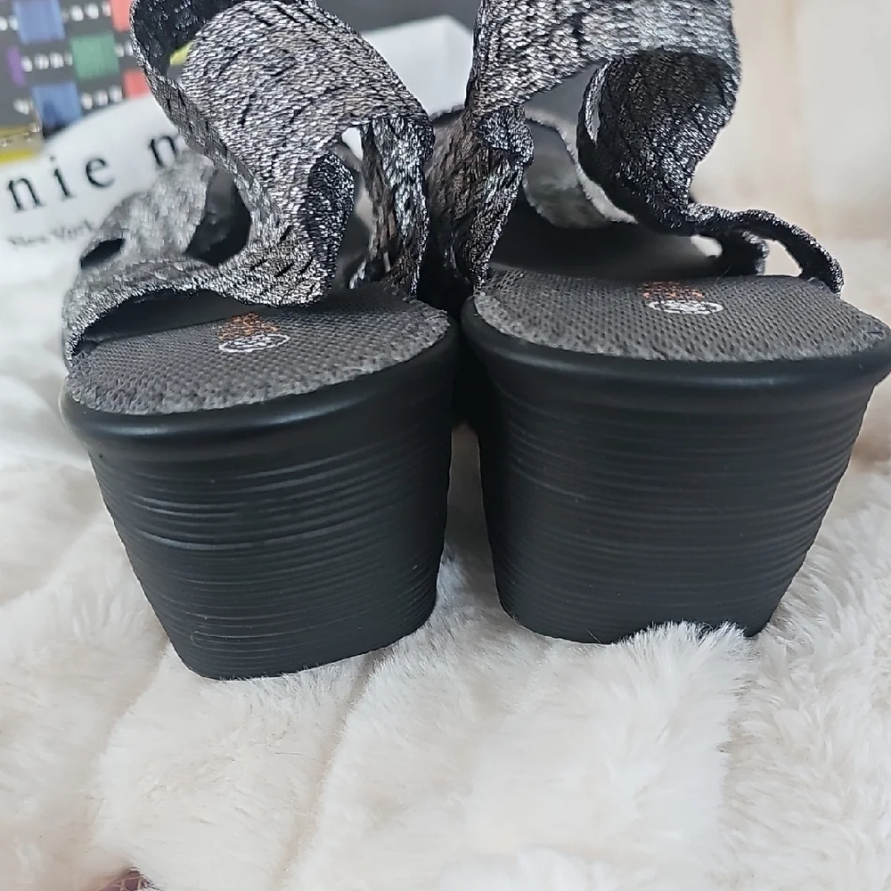 bernie mev. comfortable wedge