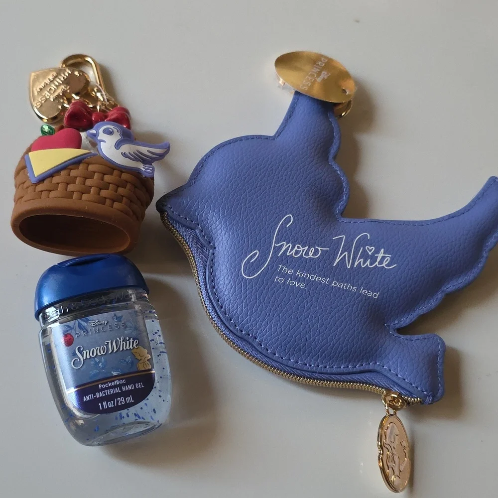 Bath & Body Works Disney SNOW WHITE Bag Charm‎ and Sanitizer Holder.