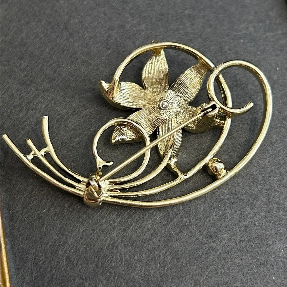 N/A elegant gold