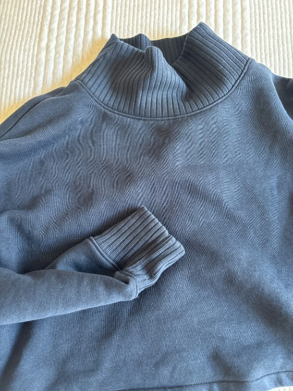 ALO Yoga cropped silhouette