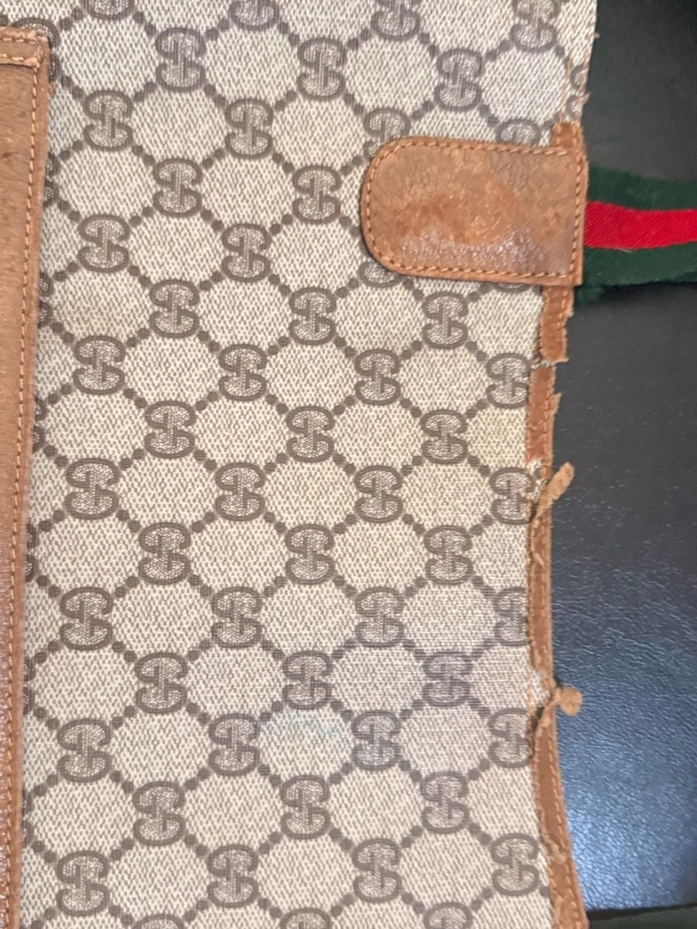 Gucci signature gg