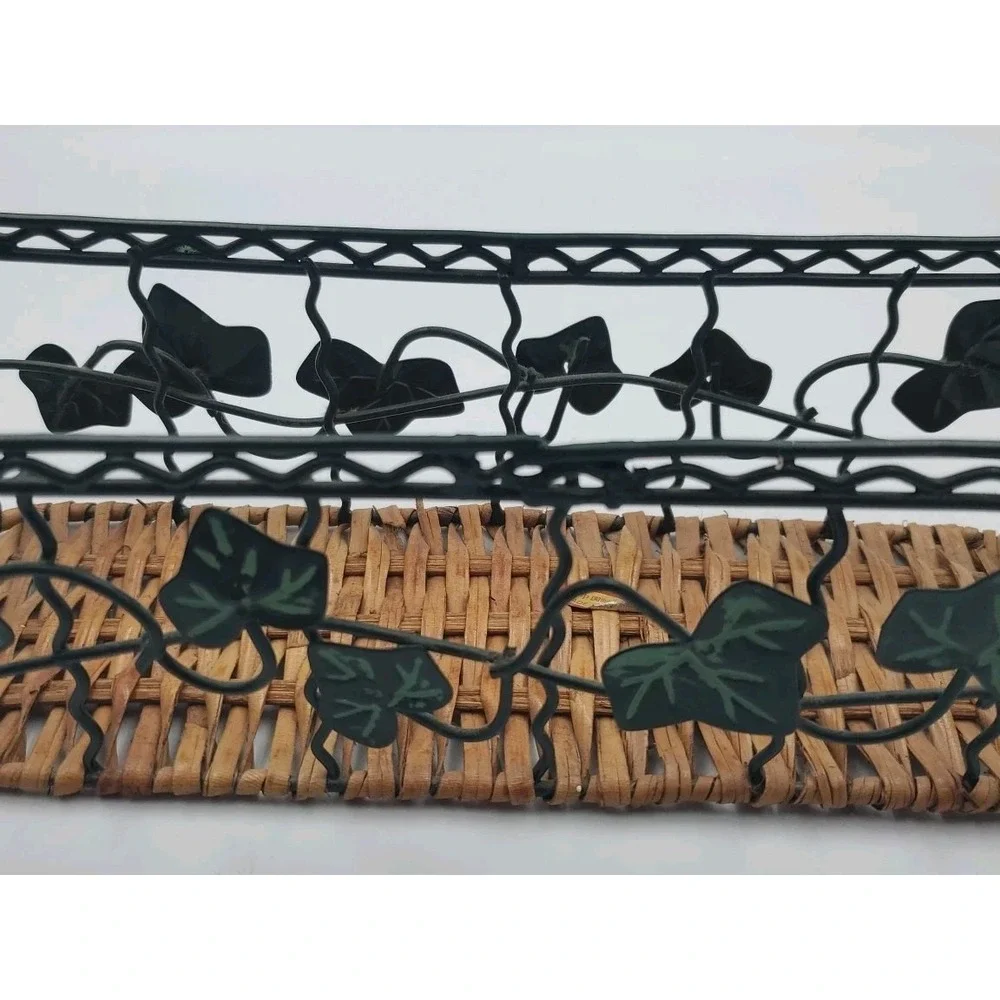 The Unbranded Brand ivy leaf