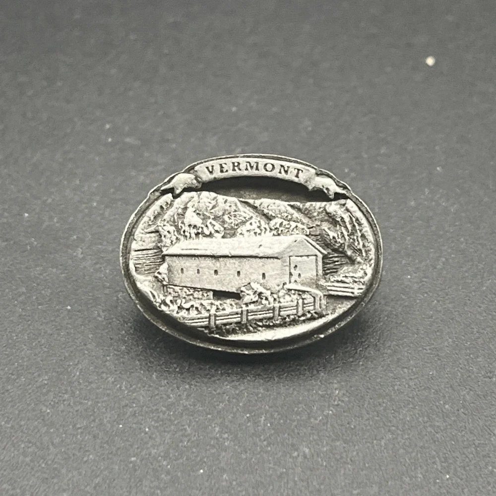 Vermont USA Silver Tone Eastern Illustrating Lapel Hat Pin‎