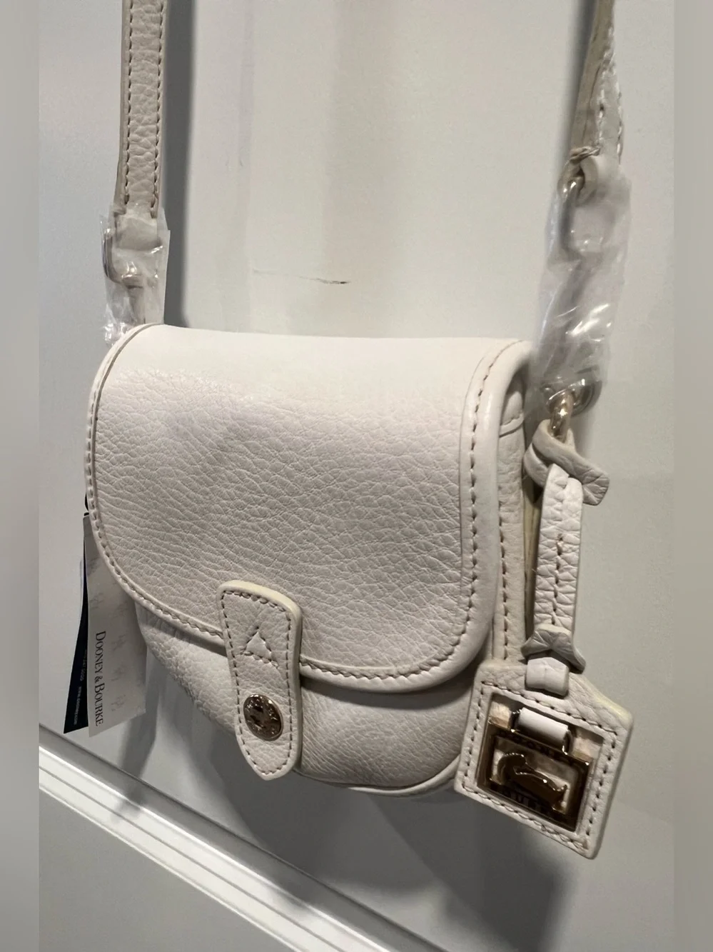 Dooney & Bourke compact pebbled