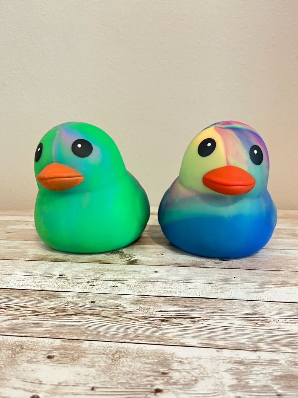 2 Squishy tie dye ducks🌸