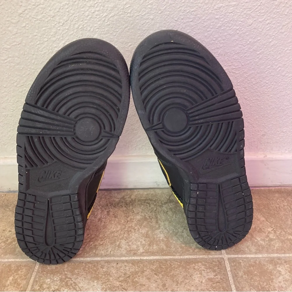 Nike heel bordered low