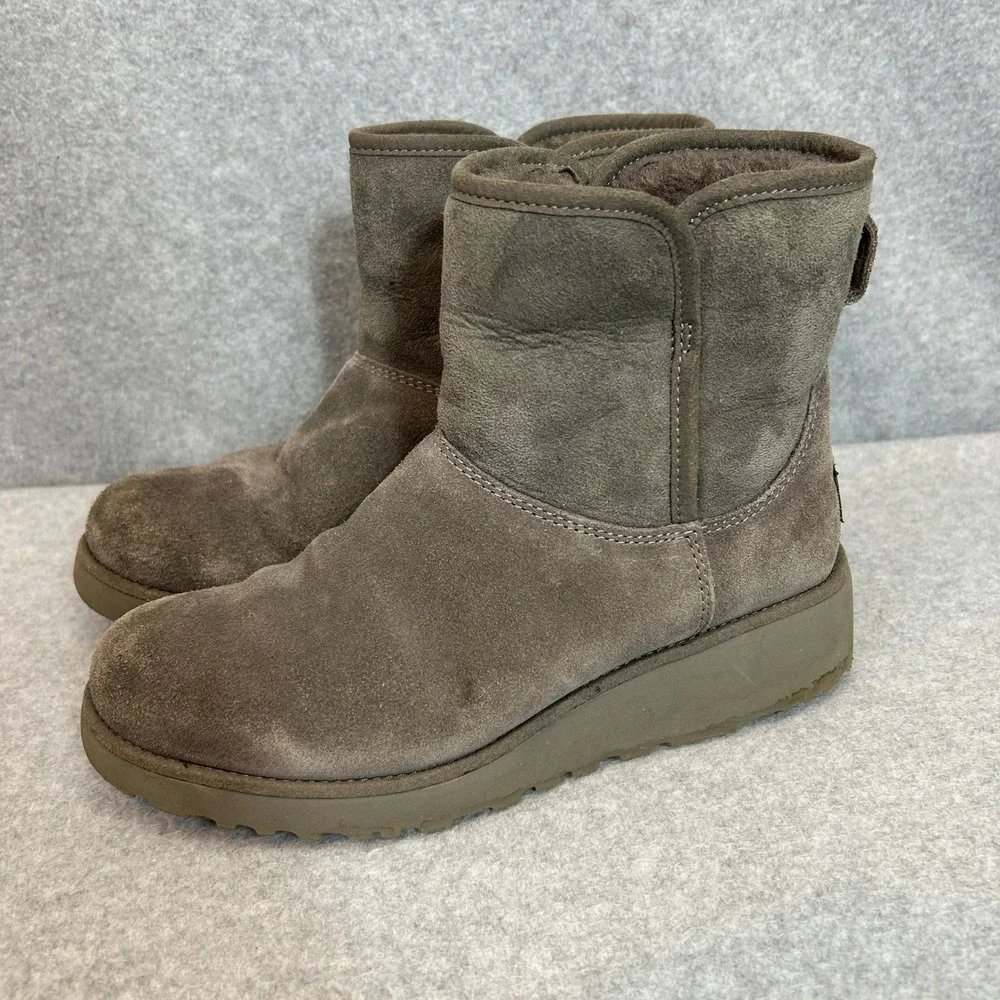 UGG feature sh heel