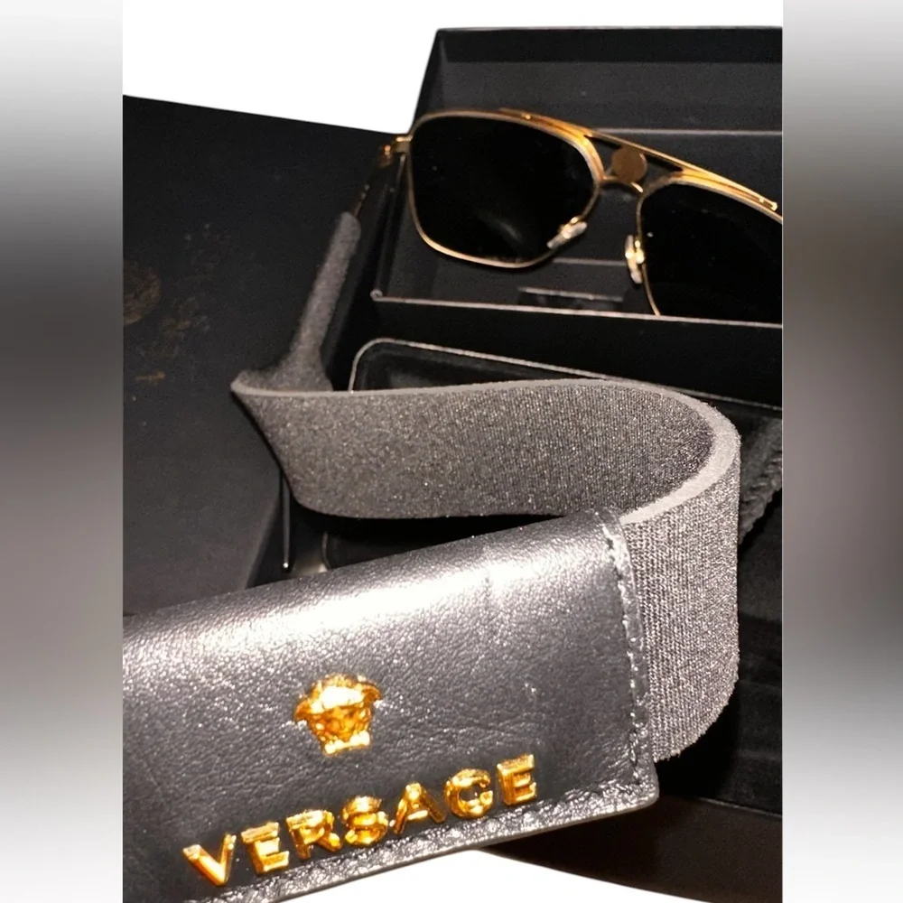 🔥VERSACE AUTH SUNGLASSES WITH ATTACHMENTS TO HANG OFF NECK FULL INCLUSION